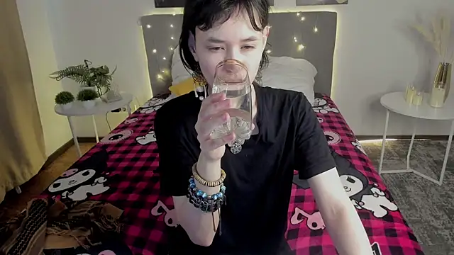 Emily Strikeee online show from April 22, 1:35 am