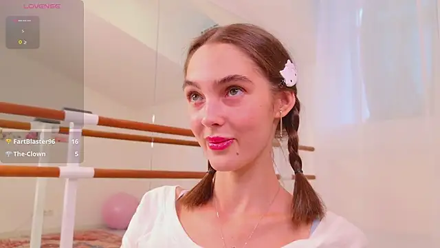 lylylovesyou online show from July 5, 7:47 am