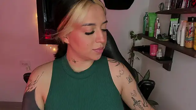 AnnikaMerliahh  online show from December 21, 1:48 pm