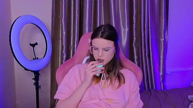 HanaMitsuri online show from April 11, 6:00 pm