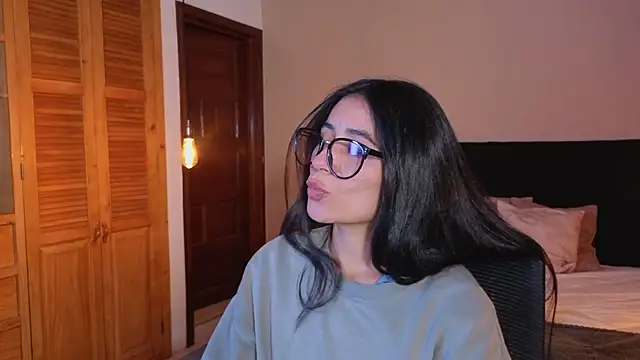 ChloeTurner  online show from April 15, 8:53 pm