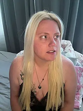 Blondiee3088 online show from August 3, 8:07 am