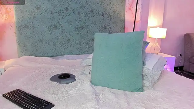 amandaaJones  online show from October 20, 7:50 pm