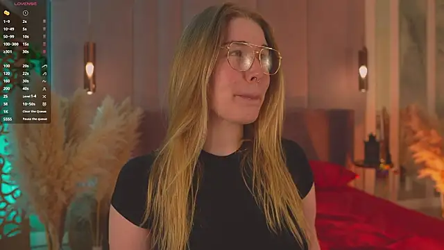 Smiley Mia online show from April 8, 5:09 am