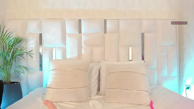 im nika  online show from October 13, 5:37 pm