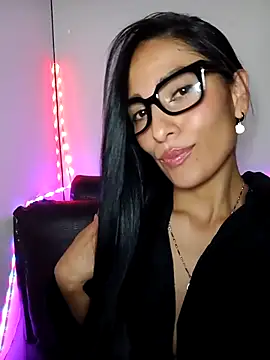 Snapshot of chloewildd_ chatting on October 22, 4:28 am chloewildd online show from October 22, 4:28 am