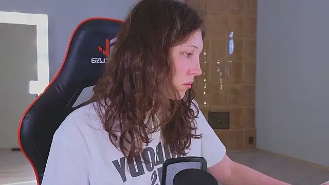 lea belle  online show from February 4, 4:43 pm