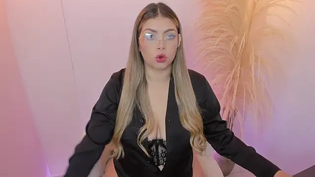 thaliafox  online show from April 21, 2:13 pm