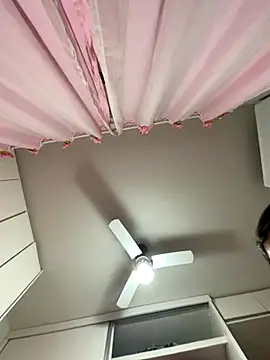 lariic online show from October 3, 9:42 pm