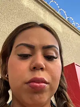 lariic online show from March 21, 8:25 pm