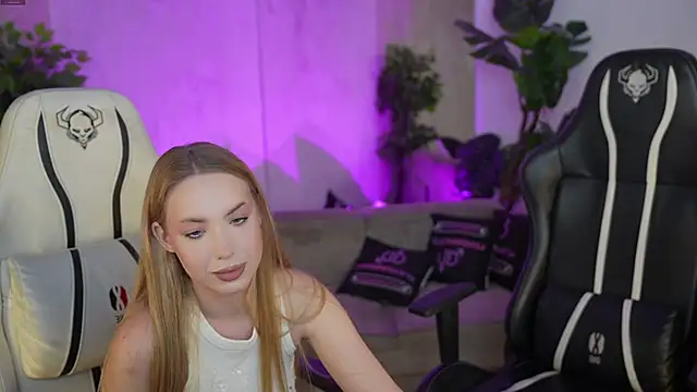 Magnetic Mia  online show from September 12, 11:45 pm