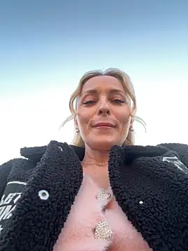 Diamond Bunny  online show from April 7, 3:58 pm