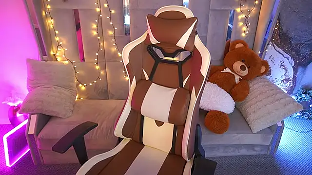 Kittywakee online show from March 22, 11:00 pm