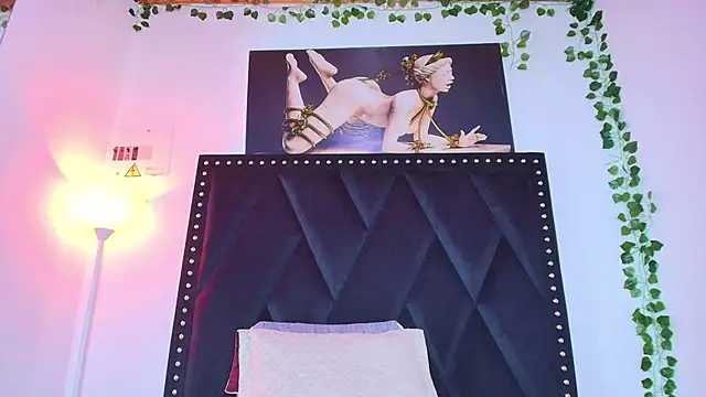 Naia x online show from February 7, 9:40 pm