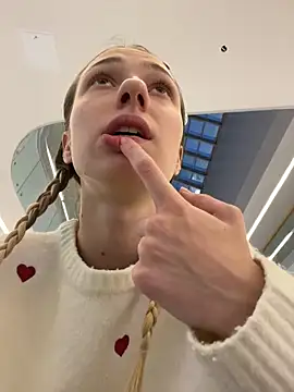 Lia  Love online show from December 16, 1:06 pm