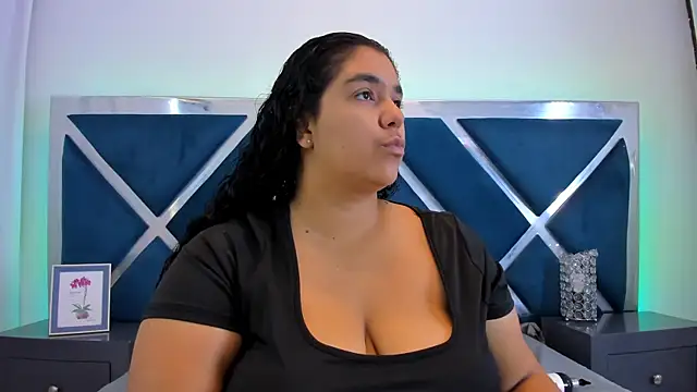 Tiffanymiller00 online show from June 18, 5:18 pm