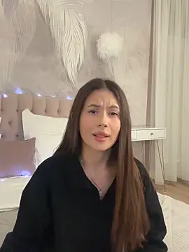 milaleoneli online show from December 14, 2:45 pm