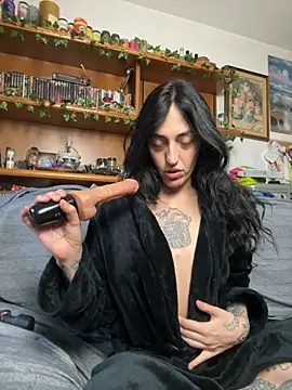 BrisenLeStrange online show from March 25, 4:32 pm