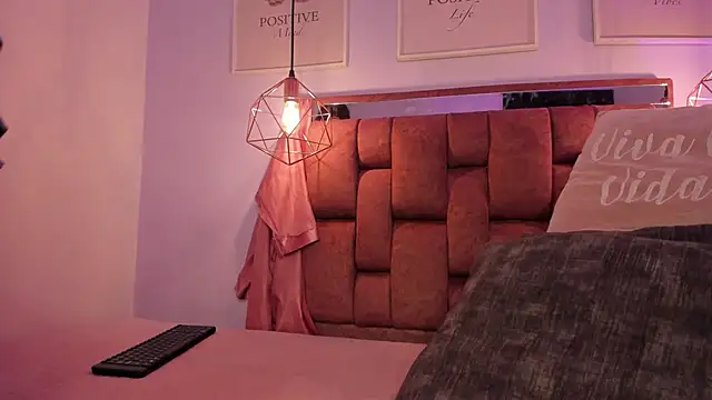 kristakinnky online show from April 10, 12:00 pm