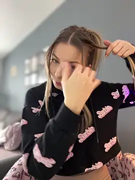 Mia Ethan online show from March 26, 9:00 am