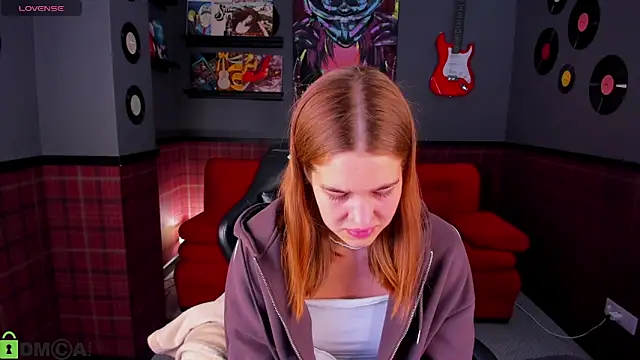 Jennifer Wadee online show from April 8, 11:18 pm