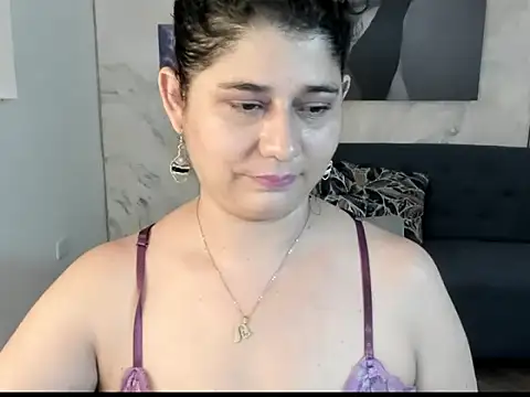 alinabozz1 online show from June 12, 5:15 am