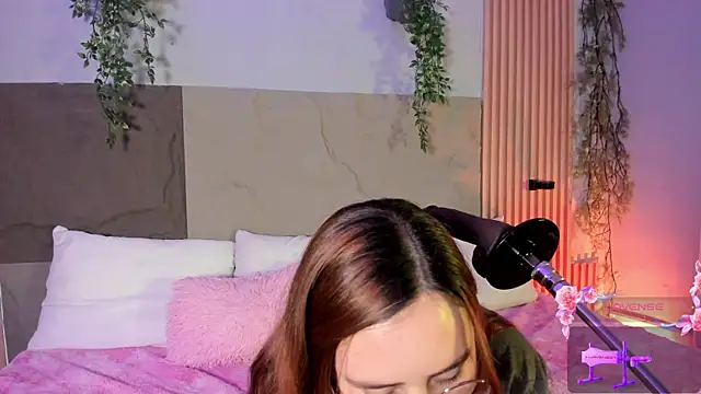 centaurigirl online show from April 7, 4:47 am