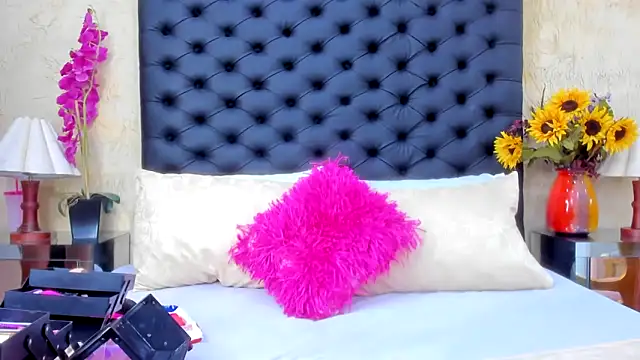 NahomiWhitel online show from September 15, 3:42 pm