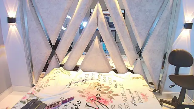 Annie9  online show from October 10, 5:01 am