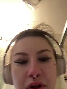 sluttysmiley online show from December 18, 5:45 am