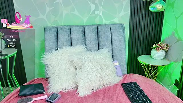 LiliFox18 online show from January 8, 11:25 am