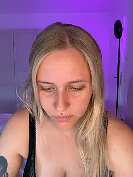 lunawolf21 online show from July 29, 6:35 am