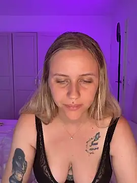 lunawolf21 online show from July 27, 6:32 am