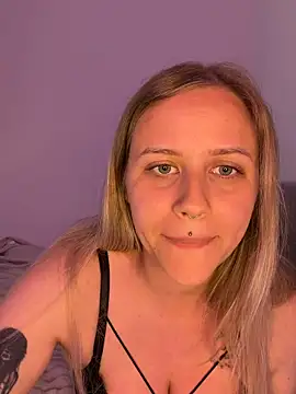 lunawolf21 online show from May 7, 7:56 am