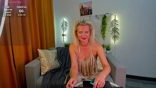 Snapshot of Luna__Lewis chatting on September 18, 8:35 am Luna Lewis online show from September 18, 8:35 am