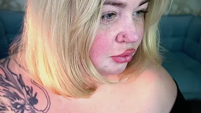 ZaraReignn online show from April 1, 8:50 pm