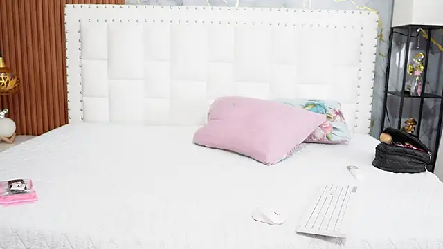 hornybarelylegalgirl online show from May 19, 1:56 am