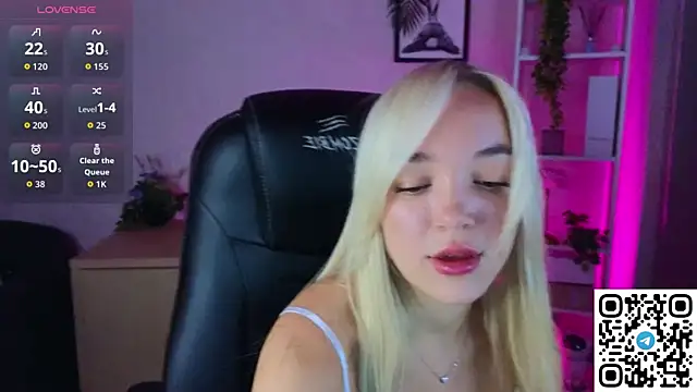 Snapshot of Christy_Little chatting on September 22, 11:47 pm Christy Little online show from September 22, 11:47 pm