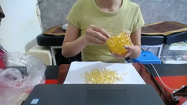 HotQueen online show from October 1, 9:36 am