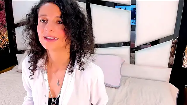 AriannaRussell  online show from May 29, 3:43 pm