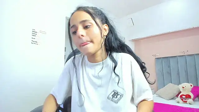 Giselle Roldan online show from November 30, 7:23 am