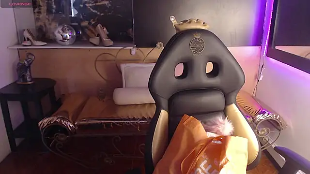 Lili Gomez  online show from October 27, 5:19 pm