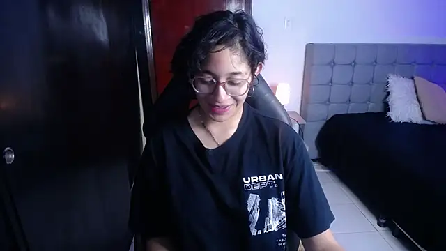 Lili Gomez  online show from October 17, 2:31 pm