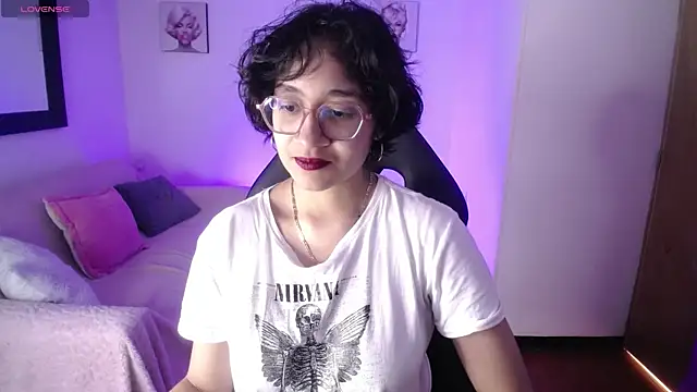 Lili Gomez  online show from November 18, 2:51 pm