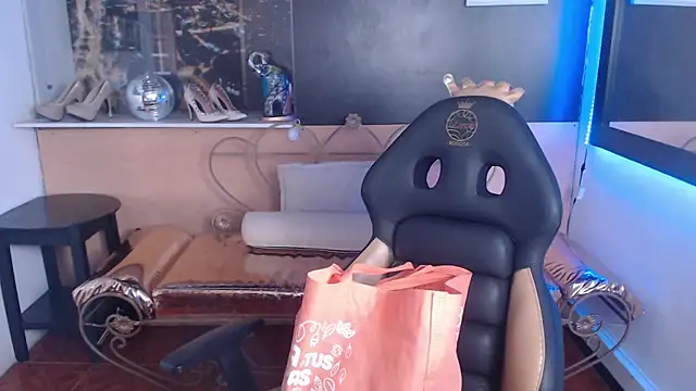 Lili Gomez  online show from October 14, 1:46 pm