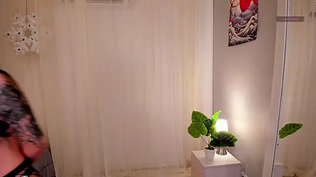 Lia Sweett  online show from December 16, 4:46 pm