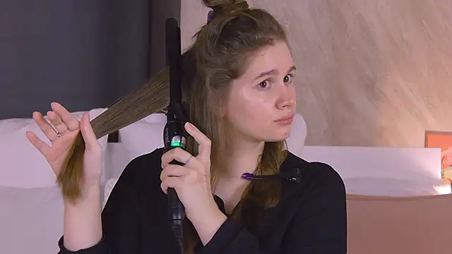 EllieHayes online show from March 12, 9:28 pm