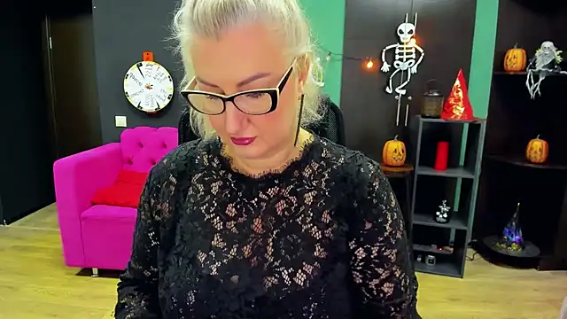 ChristyBrooks online show from October 25, 10:12 am