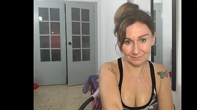 Snapshot of TamaraSweetxo chatting on September 16, 6:16 pm TamaraSweetxo online show from September 16, 6:16 pm