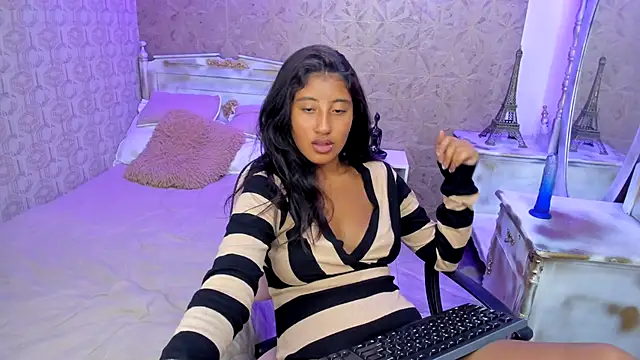 Snapshot of melany_brunette chatting on September 13, 6:10 am melany brunette online show from September 13, 6:10 am